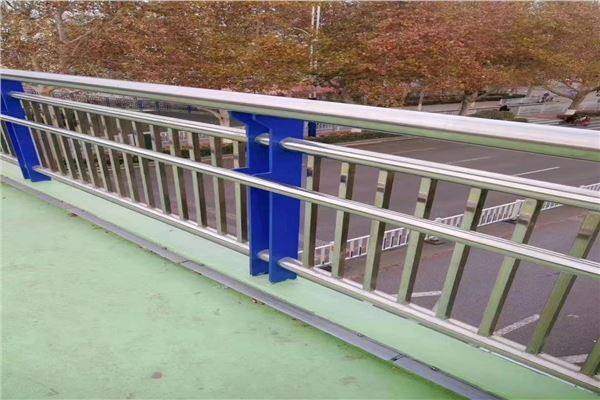 榆樹高速護(hù)欄板滾壓成型設(shè)備